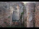 04472 ostia - regio i - insula xiv - terme del bagnino buticosus (i,xiv,8) - raum 4 - nische - blick ri sueden.jpg